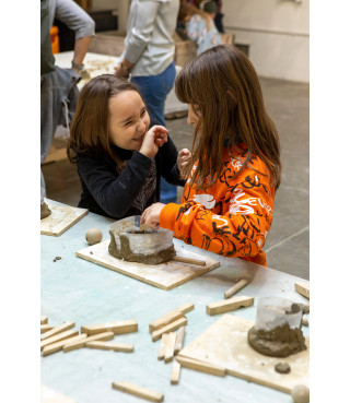 LA COLATA DI GESSO | Laboratorio di scultura  per famiglie con bambini e bambine 6-11 anni