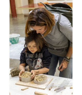 LA COLATA DI GESSO | Laboratorio di scultura  per famiglie con bambini e bambine 6-11 anni