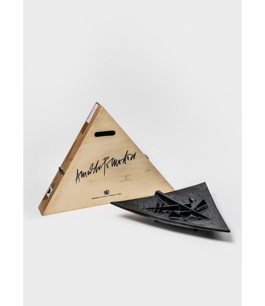 Piatto triangolare (nero), 2003